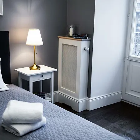 Hoza 50 With A Balcony In Close Center 바르샤바