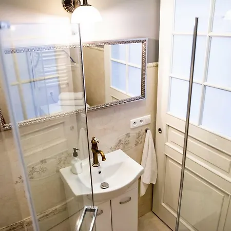 Hoza 50 With A Balcony In Close Center 바르샤바