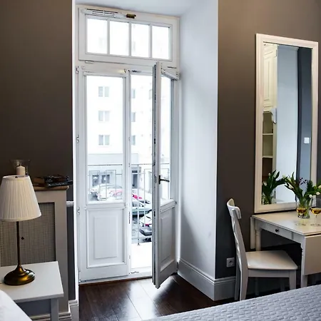 Hoza 50 With A Balcony In Close Center ワルシャワ